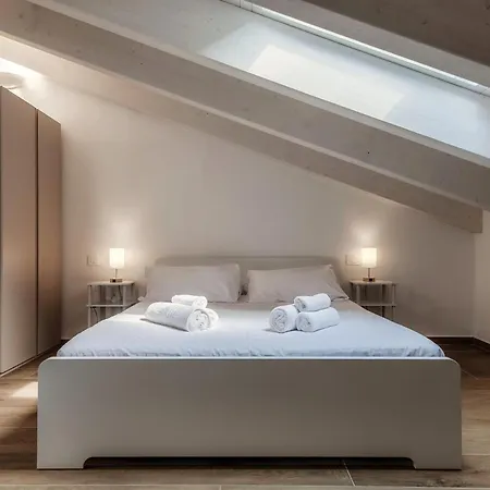 Lejlighed Amazing Attic With Terrace On Harbour Como